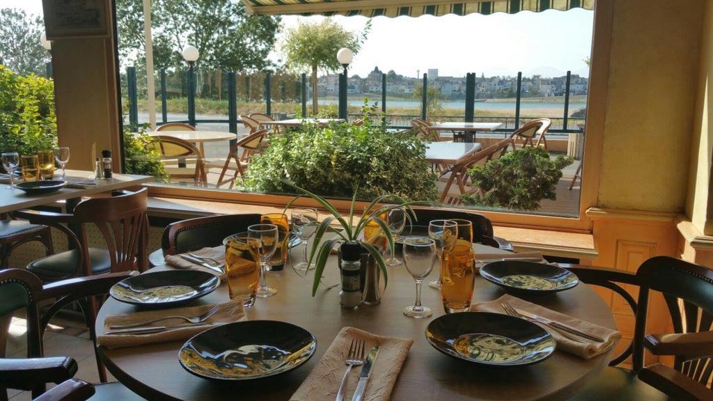 Logis Hotels - Au Poisson D'Argent - Hotel 3 Etoiles Et Restaurant Le Mesnil-en-Vallée Kültér fotó