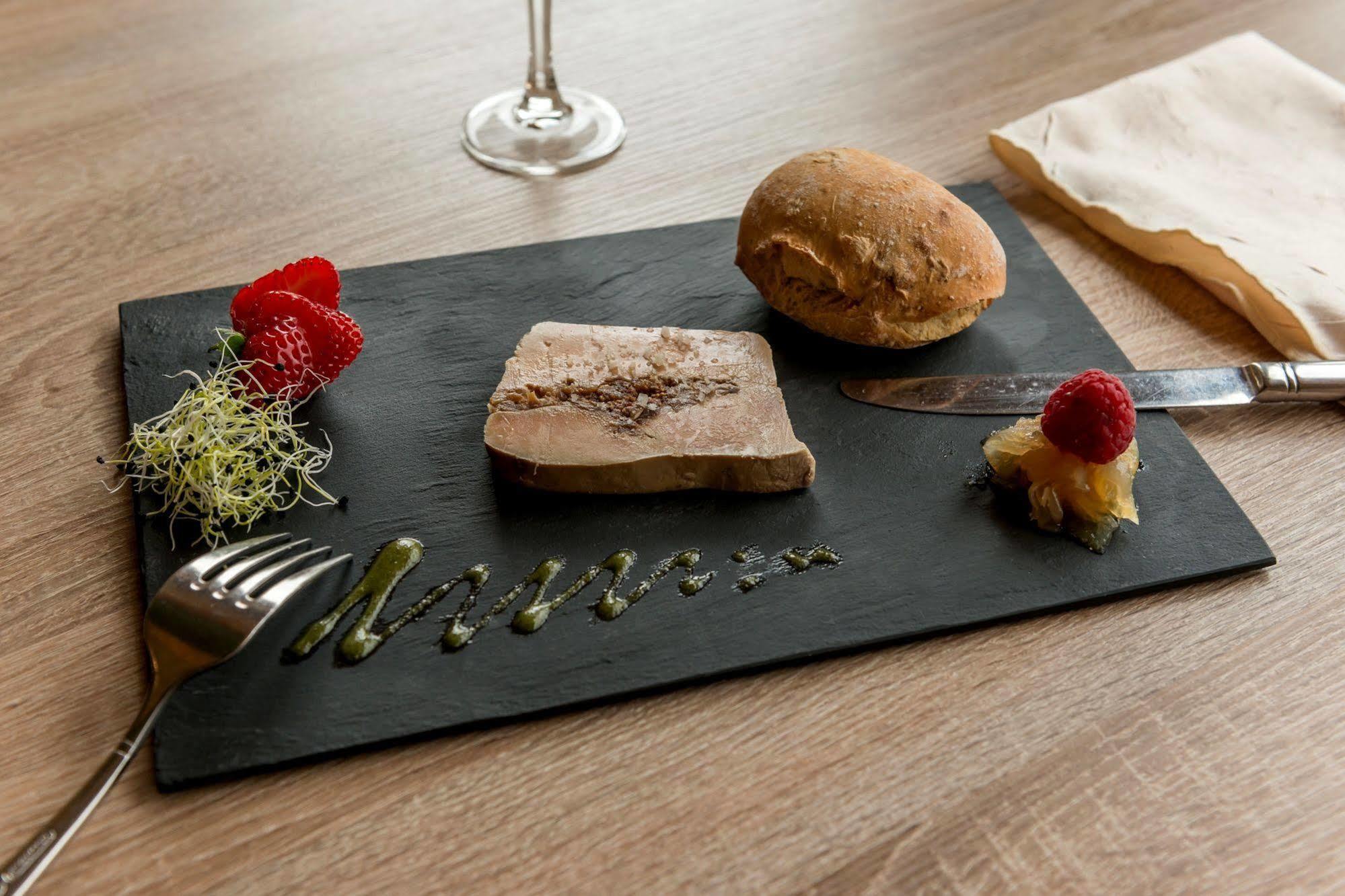 Logis Hotels - Au Poisson D'Argent - Hotel 3 Etoiles Et Restaurant Le Mesnil-en-Vallée Kültér fotó